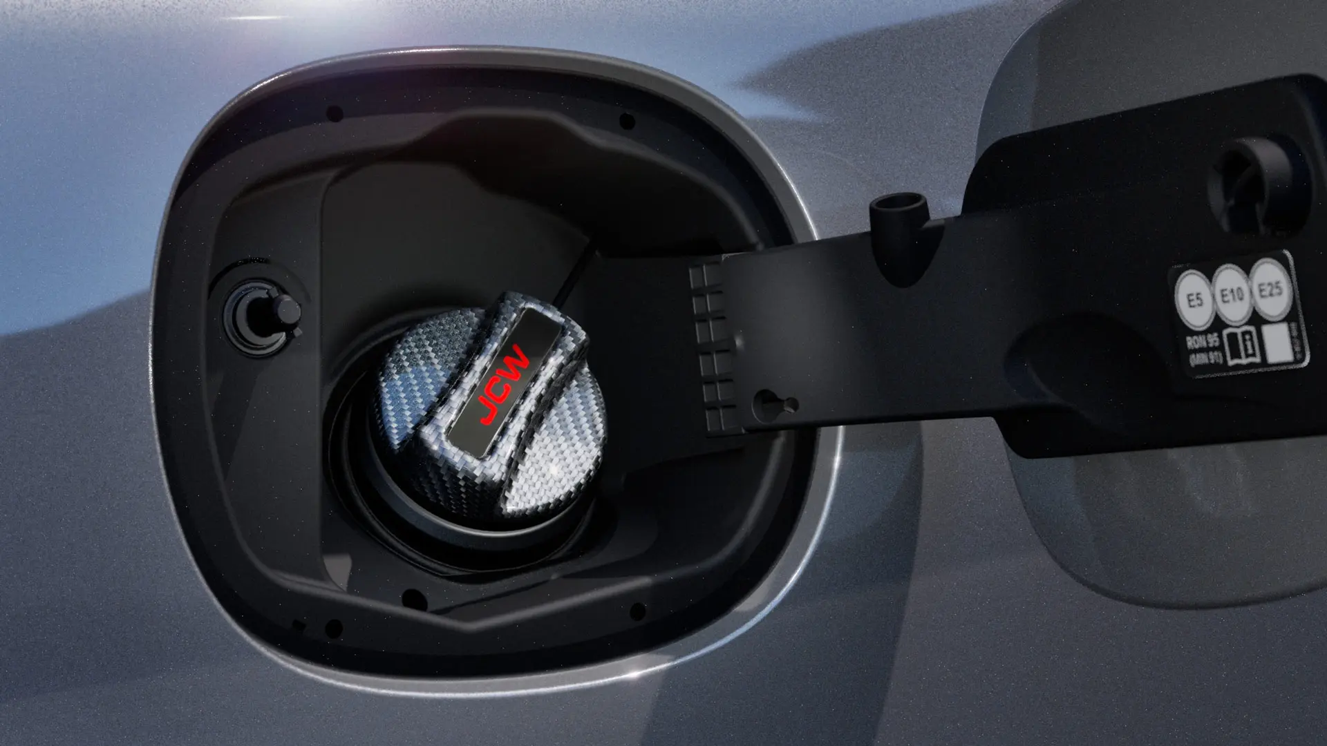 MINI John Cooper Works tanklock i kolfiber med JCW-inskription.