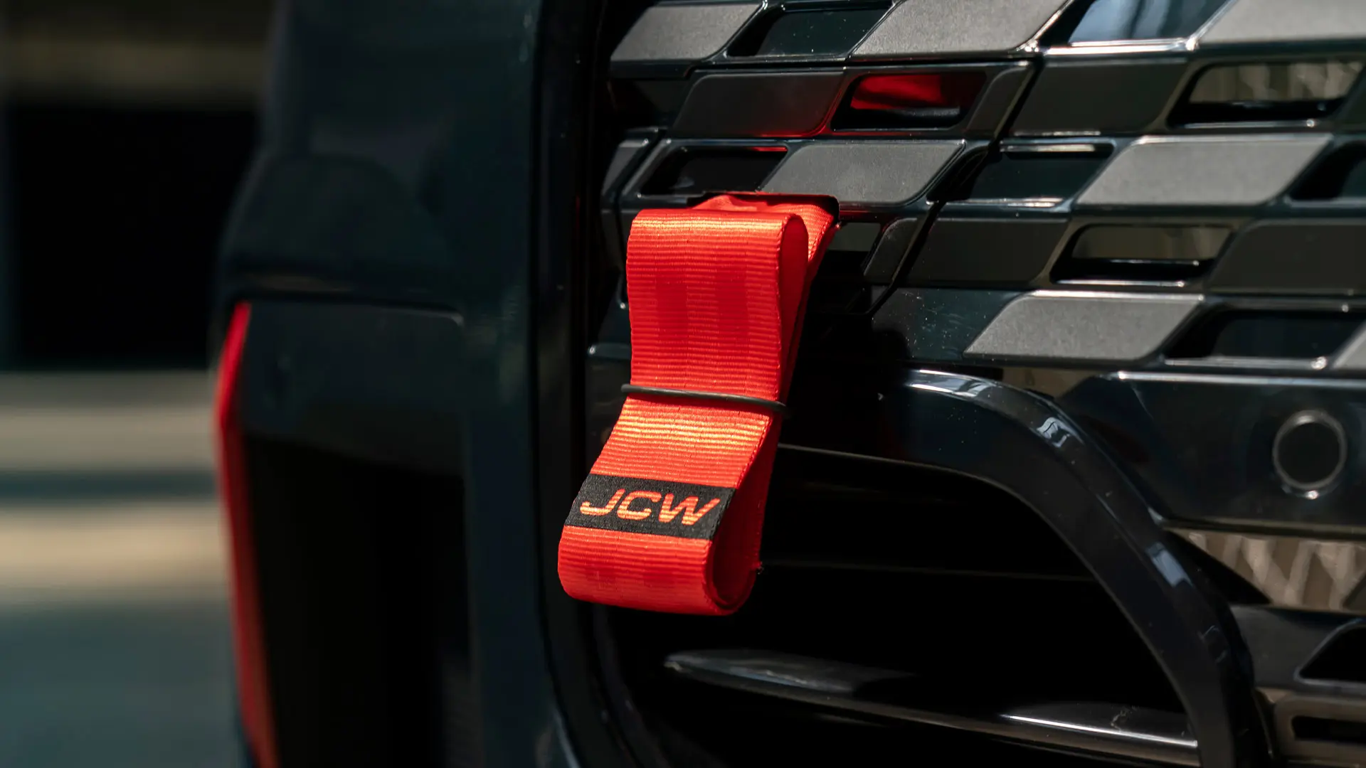 MINI John Cooper Works rött bogserband med svart JCW-logotyp har en skaftlängd på 90 mm.