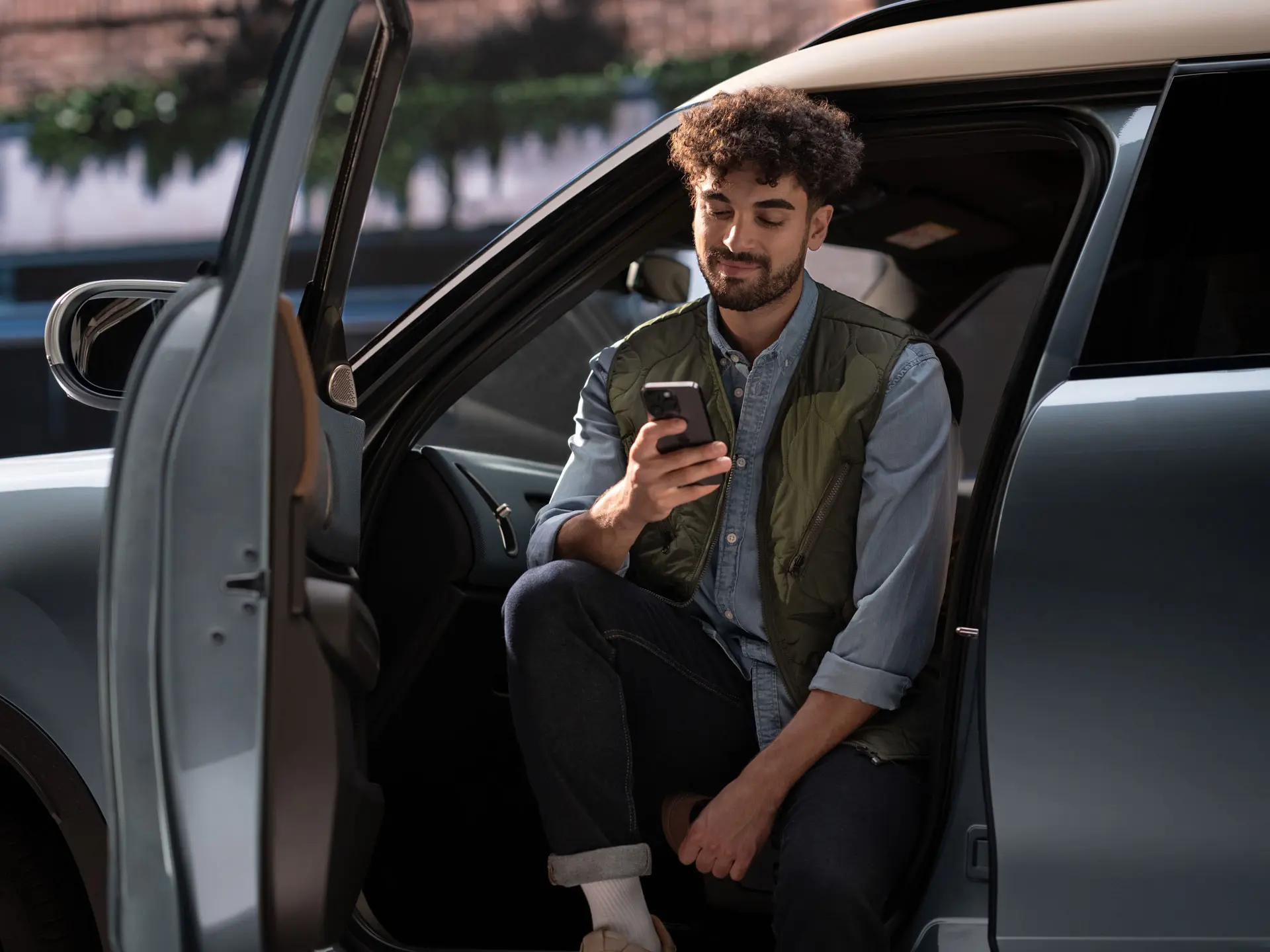 En man som bokar tid för service med hjälp av sin mobiltelefon.