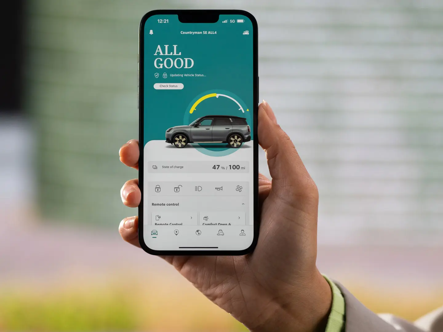 Remote Services i MINI appen visar aktuell laddningsstatus och beräknad återstående räckvidd. 