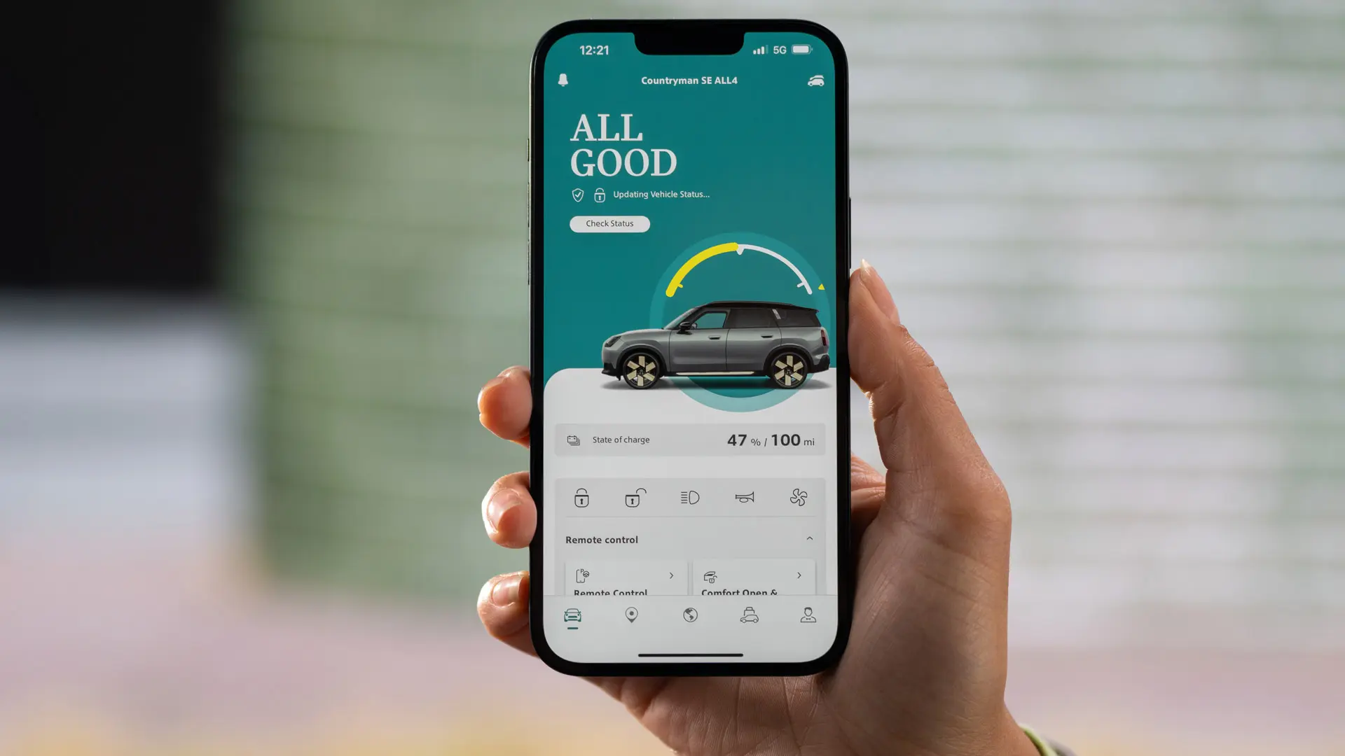 Remote Services i MINI appen visar aktuell laddningsstatus och beräknad återstående räckvidd. 