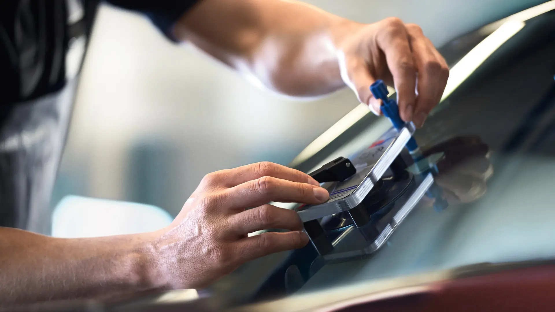 Anställd på MINI som reparerar glas