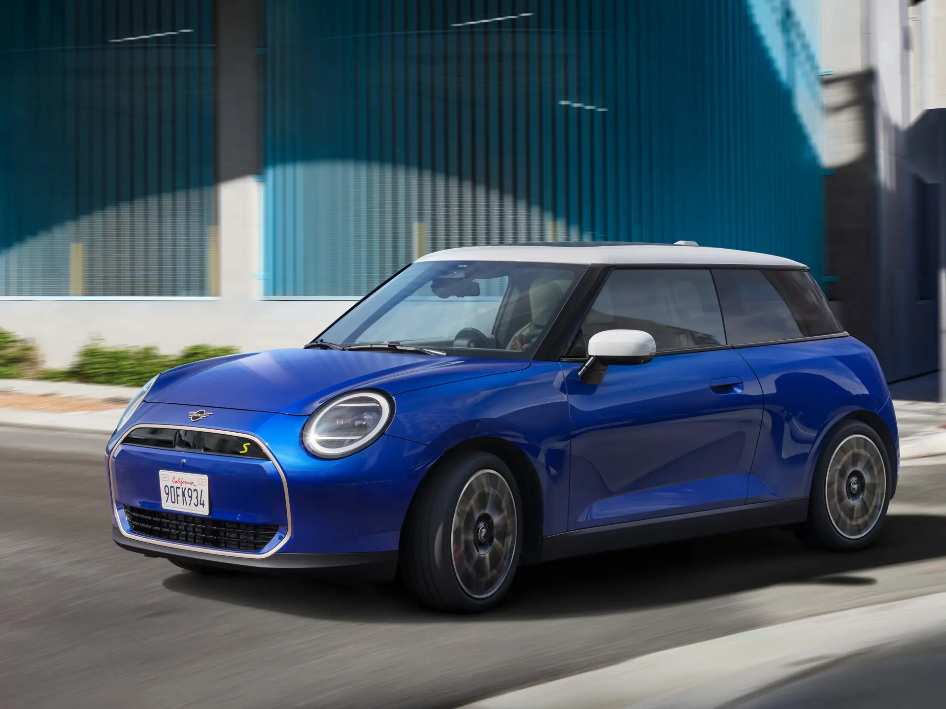 En MINI Cooper som kör dynamiskt
