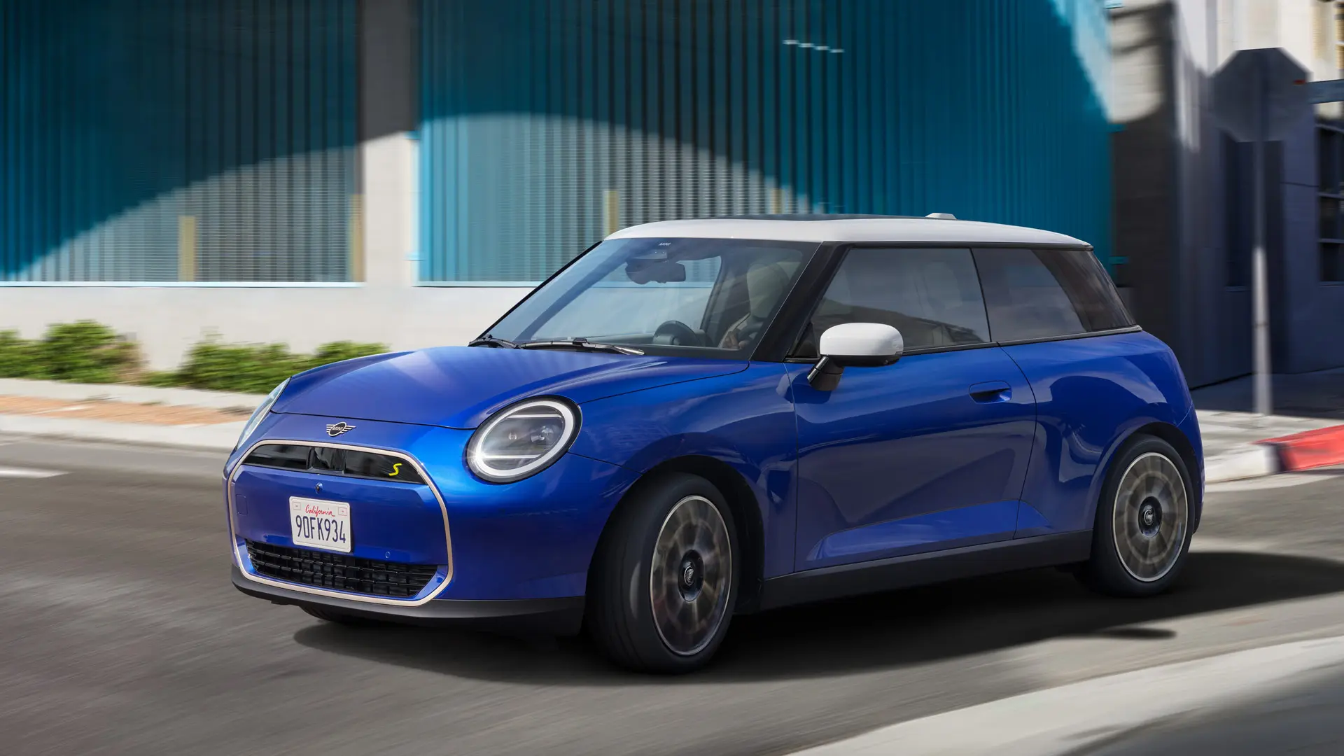 En MINI Cooper som kör dynamiskt