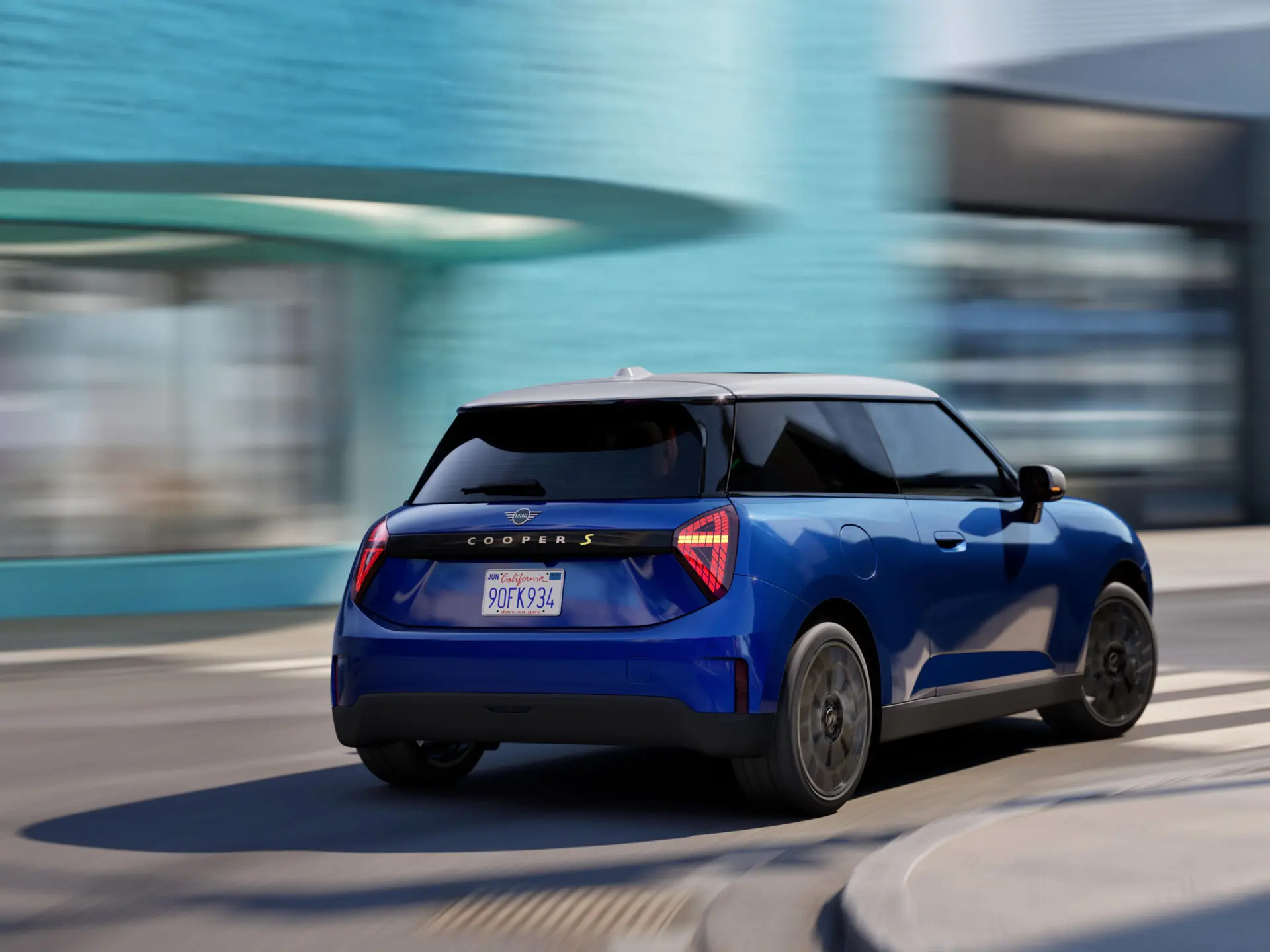 En MINI Cooper som kör dynamiskt runt en kurva.