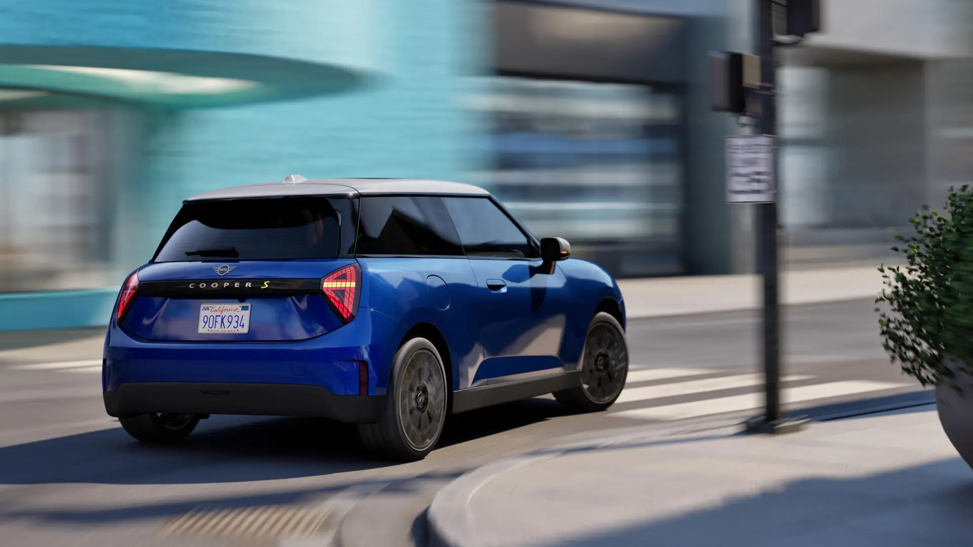 En MINI Cooper som kör dynamiskt runt en kurva.