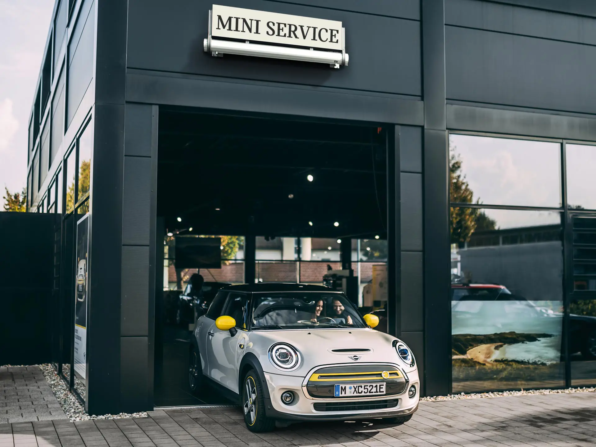 MINI som lämnar MINI Serviceverkstad.