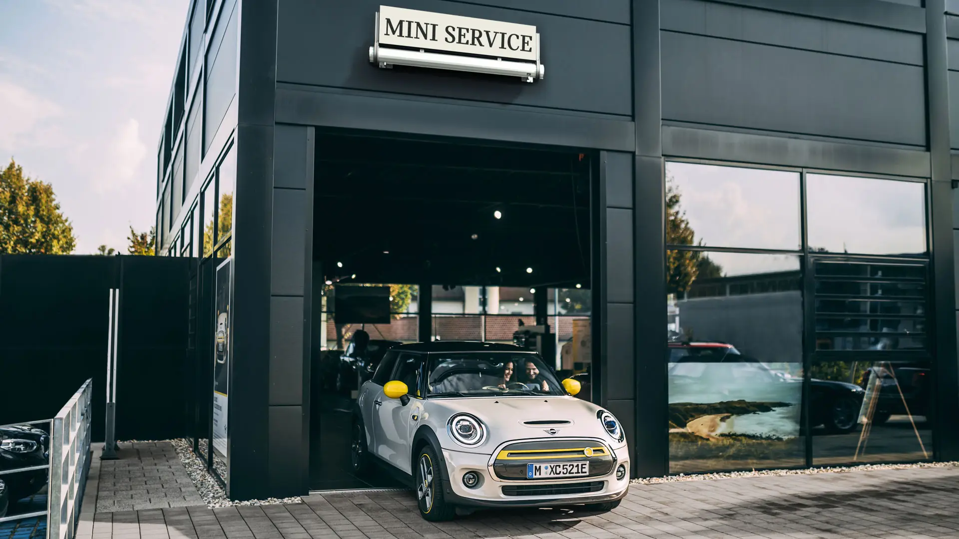 MINI som lämnar MINI Serviceverkstad.