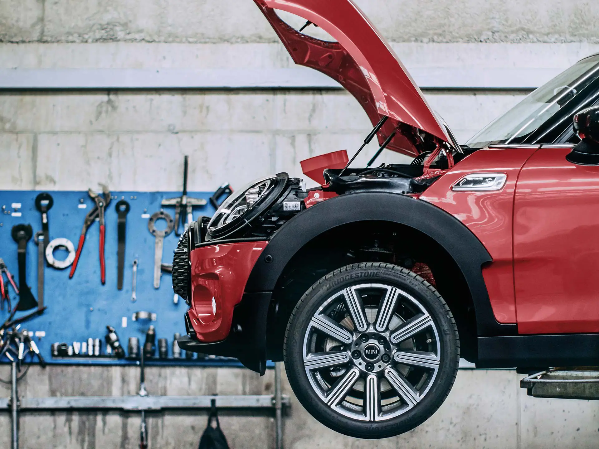 MINI på en lift.
