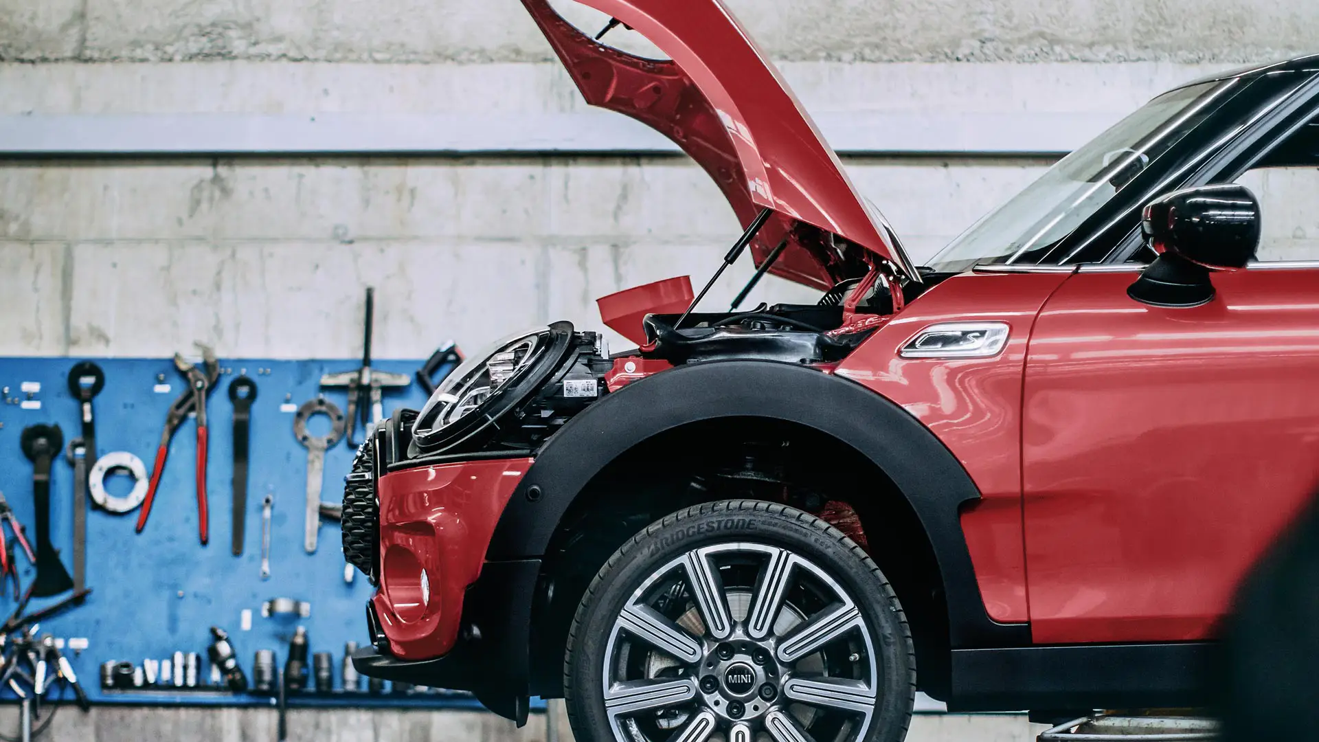 MINI på en lift.