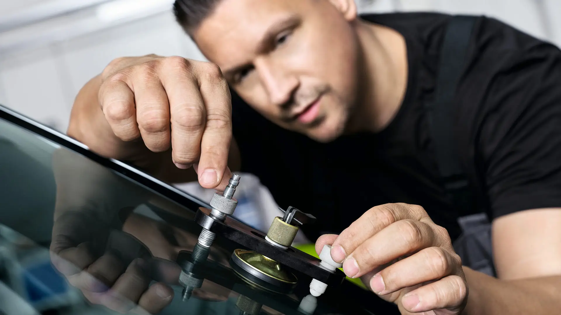 Anställd på MINI reparerar vindruta.