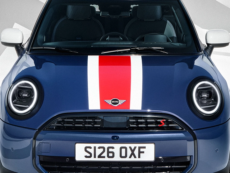 Detaljvy av grafiken på framhuven av MINI Cooper Oxford Edition