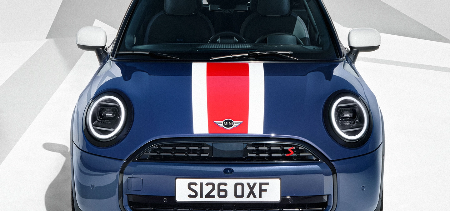 Detaljvy av grafiken på framhuven av MINI Cooper Oxford Edition