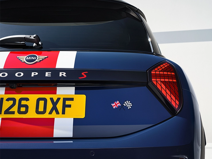 Vy bakifrån av MINI Cooper Oxford Edition.