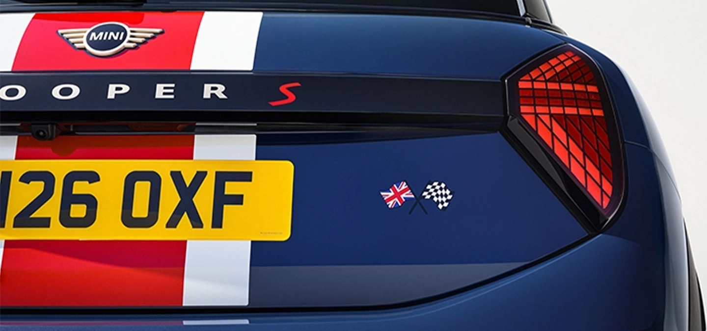 Vy bakifrån av MINI Cooper Oxford Edition.