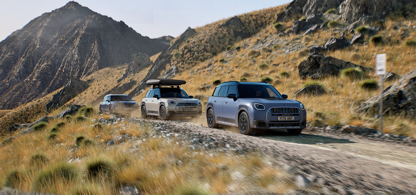 Bild på flera MINI Countryman Untamed Edition modeller som kör off-road på en bergsväg.