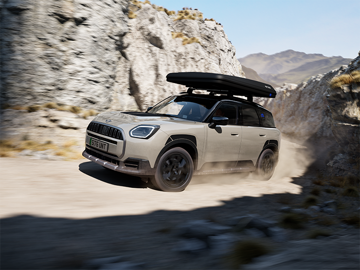Bild framifrån av en MINI Countryman Untamed Edition som kör.