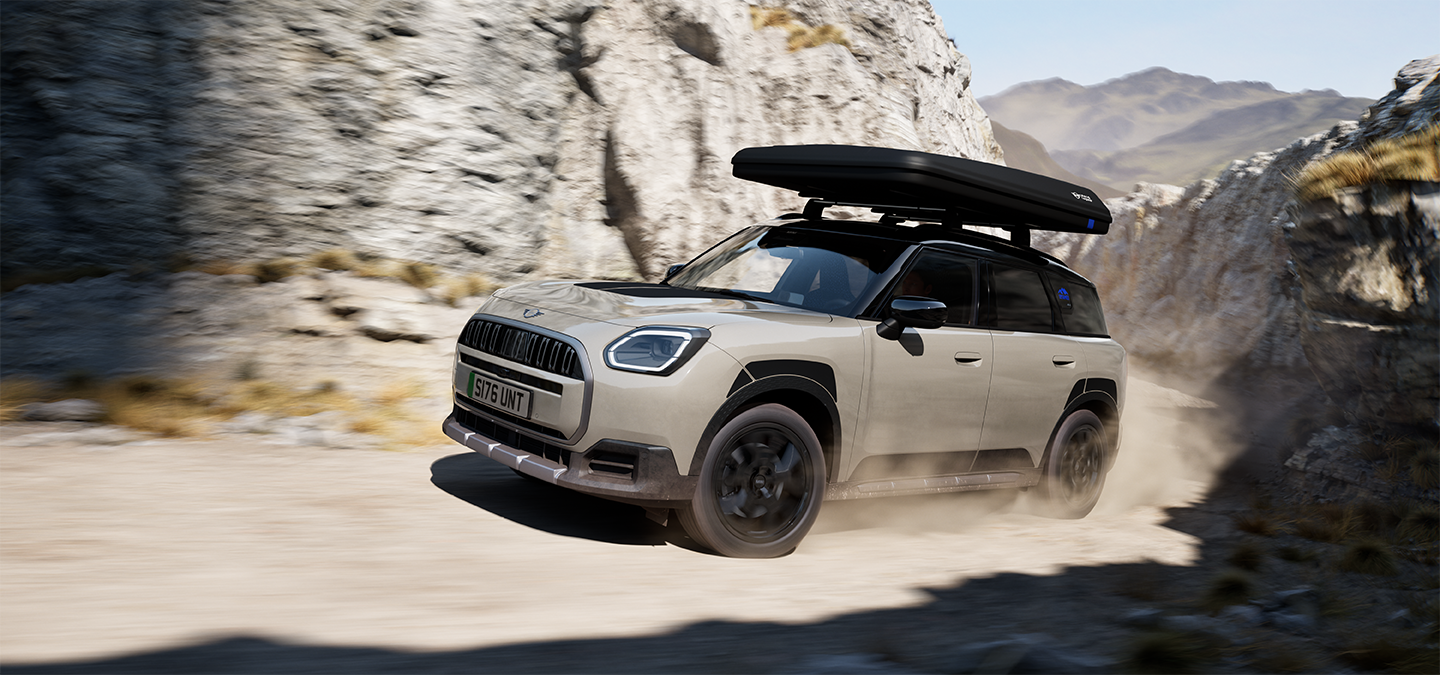 Bild framifrån av en MINI Countryman Untamed Edition som kör.