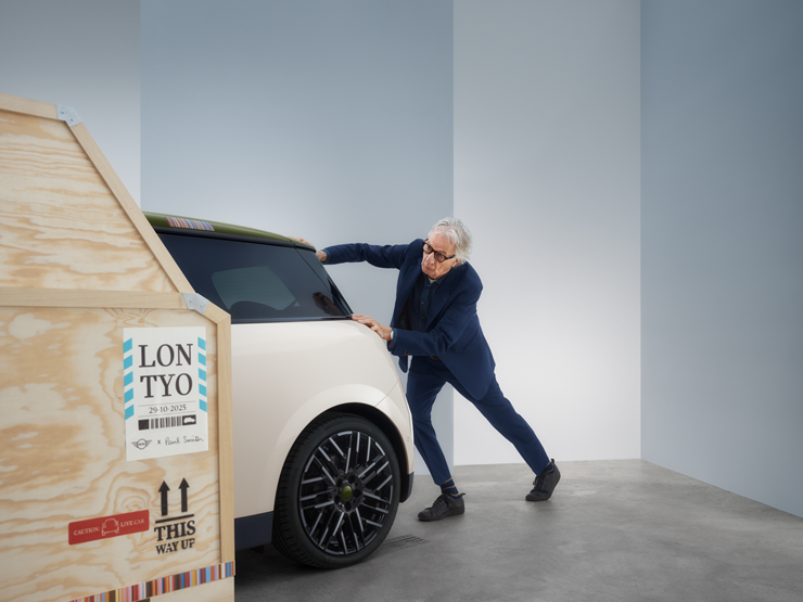 Vy bakifrån av helt elektriska MINI Cooper Paul Smith Edition i Inspired White med Paul Smith bakom bilen