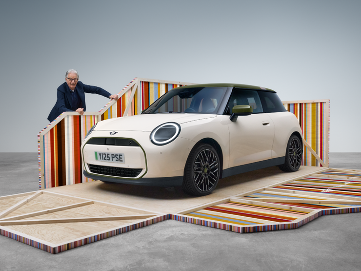 Sidovy framifrån av helt elektriska MINI Cooper Paul Smith Edition i Inspired White med designer Paul Smith