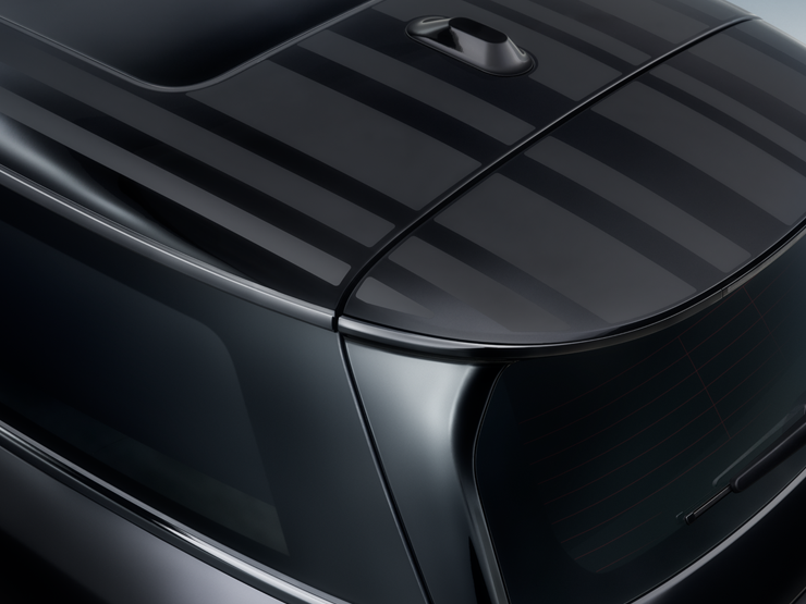 Närbild uppifrån på MINI Paul Smith Edition svart kontrasttak med en unik tolkning av randen