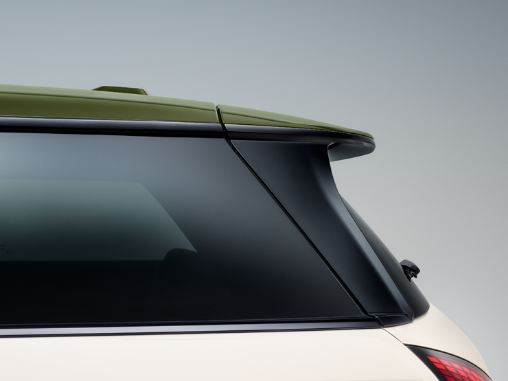 Närbild från sidan av MINI Paul Smith kontrasttak i Nottingham Green