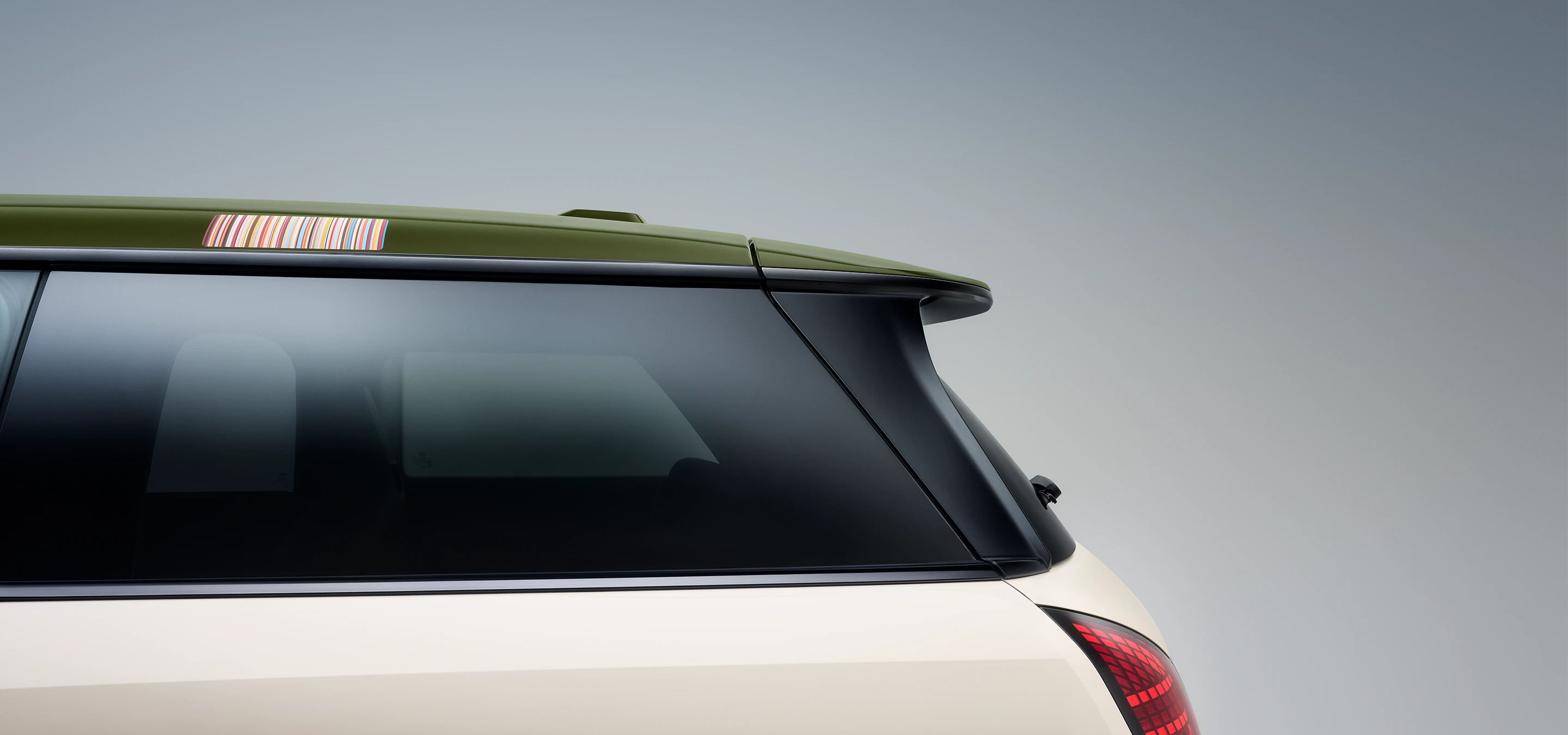 Närbild från sidan av MINI Paul Smith kontrasttak i Nottingham Green