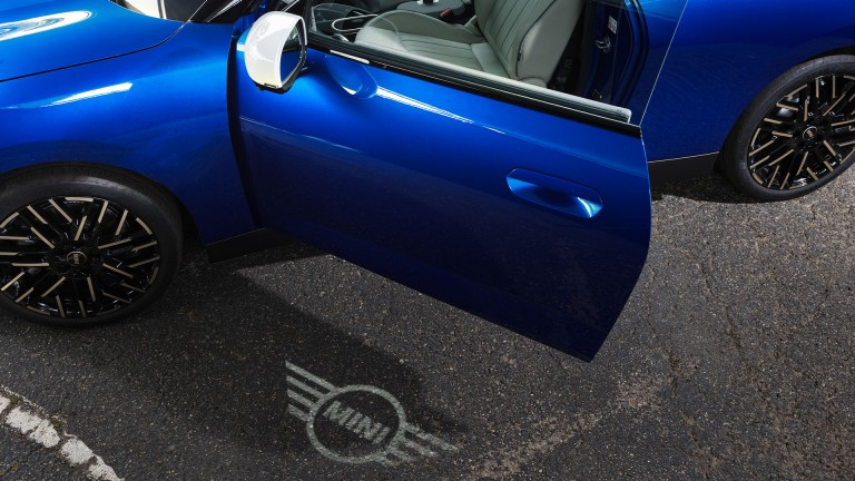 MINI Cooper SE – exteriör – välkomstljus