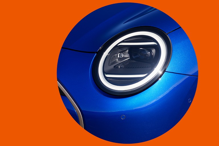 MINI Cooper SE – exteriör – LED-strålkastare