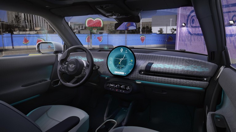MINI Cooper SE – interiör – OLED-display